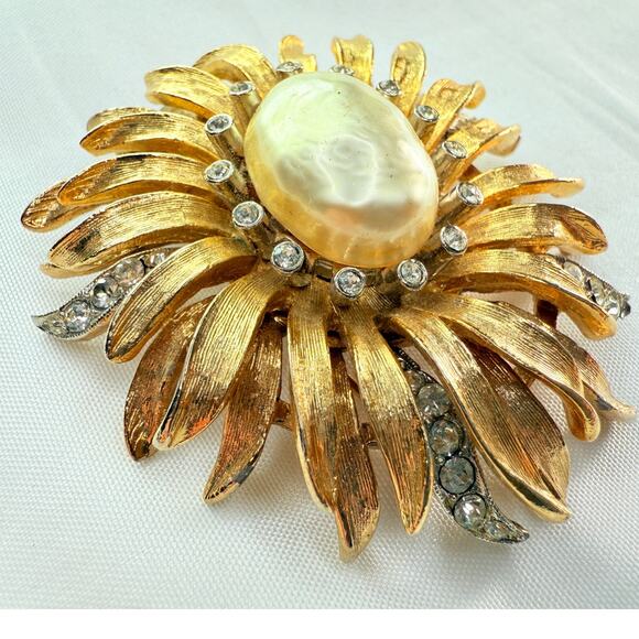Vintage ART Brooch Signed Sunflower Faux Pearl Rhinestone Pin 1960s - Picture 2 of 9